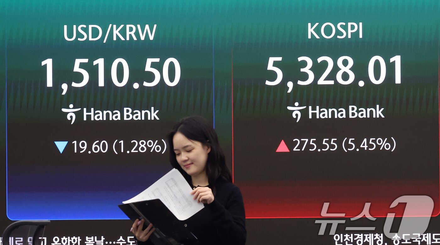 본문 이미지 - 코스피 지수가 5% 넘게 오르며 장 초반 매수 사이드카가 발동된 1일 오전 서울 중구 하나은행 딜링룸 전광판에 코스피 시황이 표시되고 있다.  2026.4.1 ⓒ 뉴스1 황기선 기자