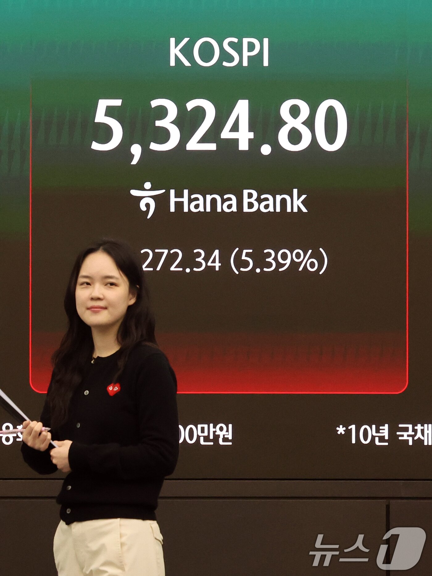 본문 이미지 - 코스피 지수가 5% 넘게 오르며 장 초반 매수 사이드카가 발동된 1일 오전 서울 중구 하나은행 딜링룸 전광판에 코스피 시황이 표시되고 있다.  2026.4.1 ⓒ 뉴스1 황기선 기자