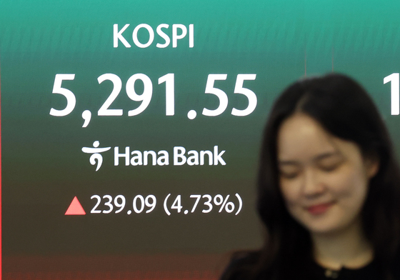 상승세로 장 출발하는 코스피 '매수 사이드카 발동'