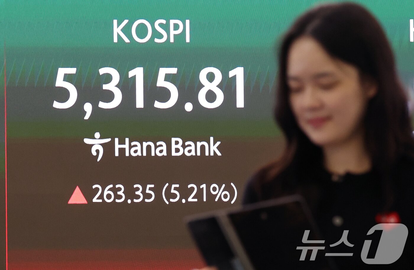 본문 이미지 - 코스피 지수가 5% 넘게 오르며 장 초반 매수 사이드카가 발동된 1일 오전 서울 중구 하나은행 딜링룸 전광판에 코스피 시황이 표시되고 있다.  2026.4.1 ⓒ 뉴스1 황기선 기자