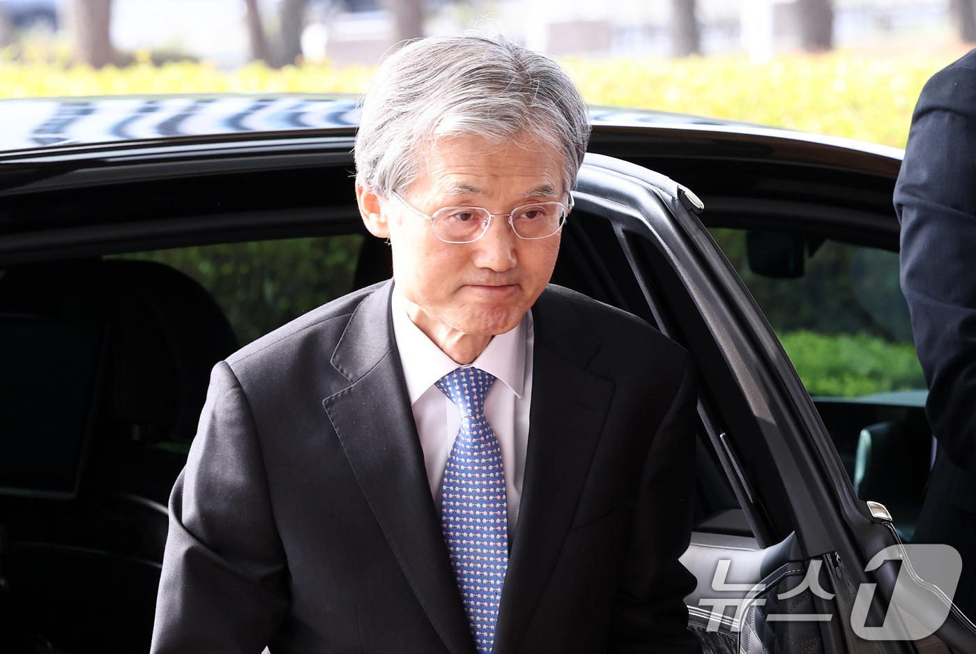 (서울=뉴스1) 최지환 기자 = 조희대 대법원장이 1일 오전 서울 서초구 대법원으로 출근하고 있다. 2026.4.1/뉴스1