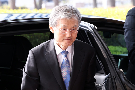 대법원 청사 출근하는 조희대 대법원장