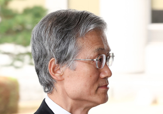 출근하는 조희대 대법원장