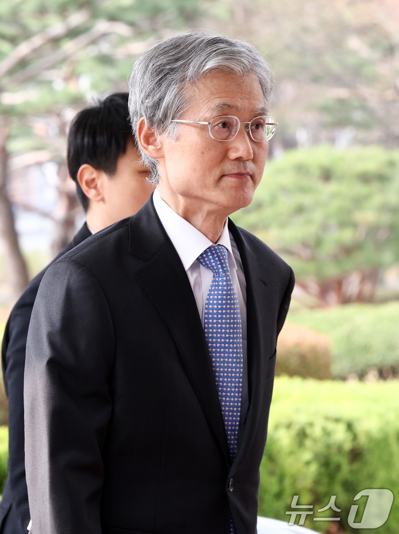 (서울=뉴스1) 최지환 기자 = 조희대 대법원장이 1일 오전 서울 서초구 대법원으로 출근하고 있다. 2026.4.1/뉴스1