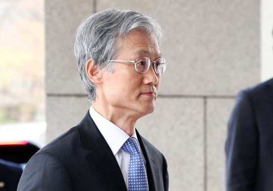 조희대 대법원장, 탄핵 압박 속 출근길