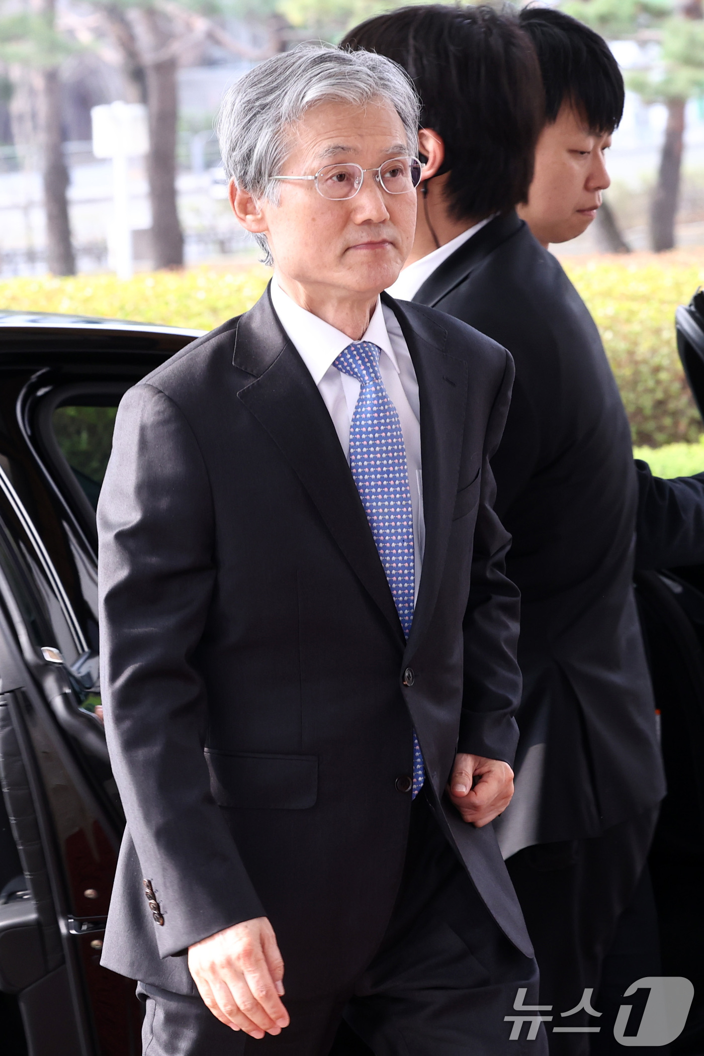 (서울=뉴스1) 최지환 기자 = 조희대 대법원장이 1일 오전 서울 서초구 대법원으로 출근하고 있다. 2026.4.1/뉴스1