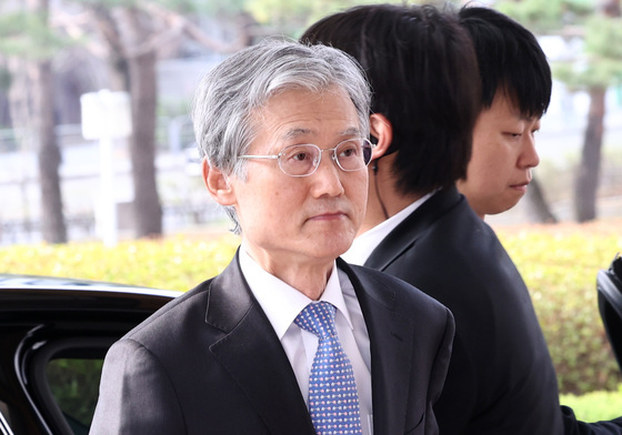 대법원 청사 들어가는 조희대 대법원장