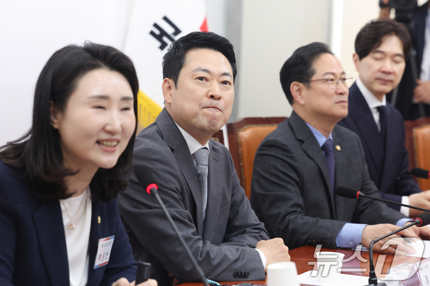 (서울=뉴스1) 신웅수 기자 = 장동혁 국민의힘 대표가 1일 서울 여의도 국회에 서열린 국민의힘 정책공모전 '국민의 아이디어, 정책이 됩니다' 시상식에서 최우수상 수상자인 박은선씨 …