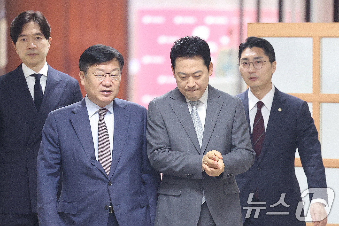 (서울=뉴스1) 신웅수 기자 = 장동혁 국민의힘 대표와 정점식 정책위의장이 1일 서울 여의도 국회에 서열린 국민의힘 정책공모전 '국민의 아이디어, 정책이 됩니다' 시상식에 참석하고 …