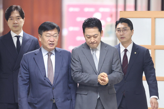 대화하는 장동혁·정점식