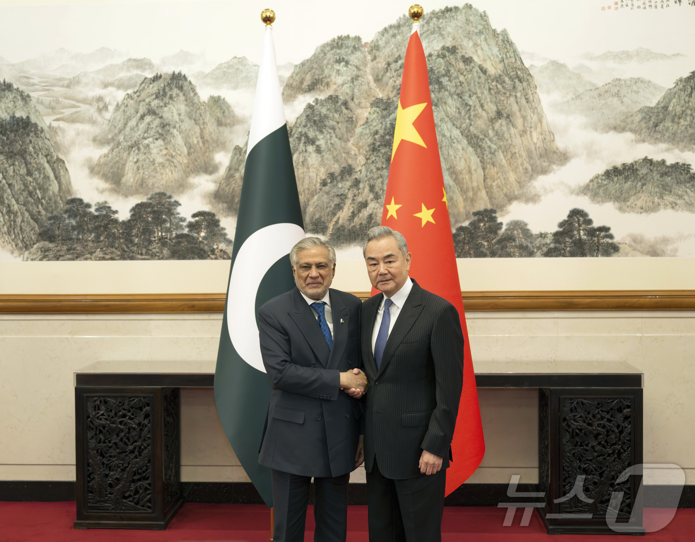 (신화=뉴스1) 정은지 특파원 = 왕이 중국 공산당 정치국 위원 겸 외교부장과 이샤크 다르 파키스탄 부총리 겸 외무장관이 31일 중국 베이징에서 회담했다. 2026.3.31ⓒ 신화 …