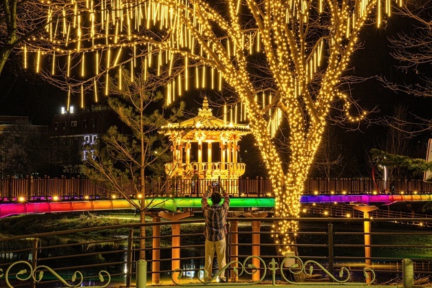 [풍경] 밤마다 황홀한 빛…괴산 오작교, 새로운 볼거리 '눈 호강'