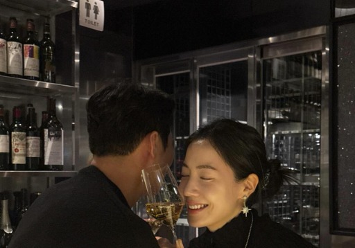 티아라 출신 배우 류화영, 9월 결혼 "나의 전부"…예비신랑 뒷모습 공개