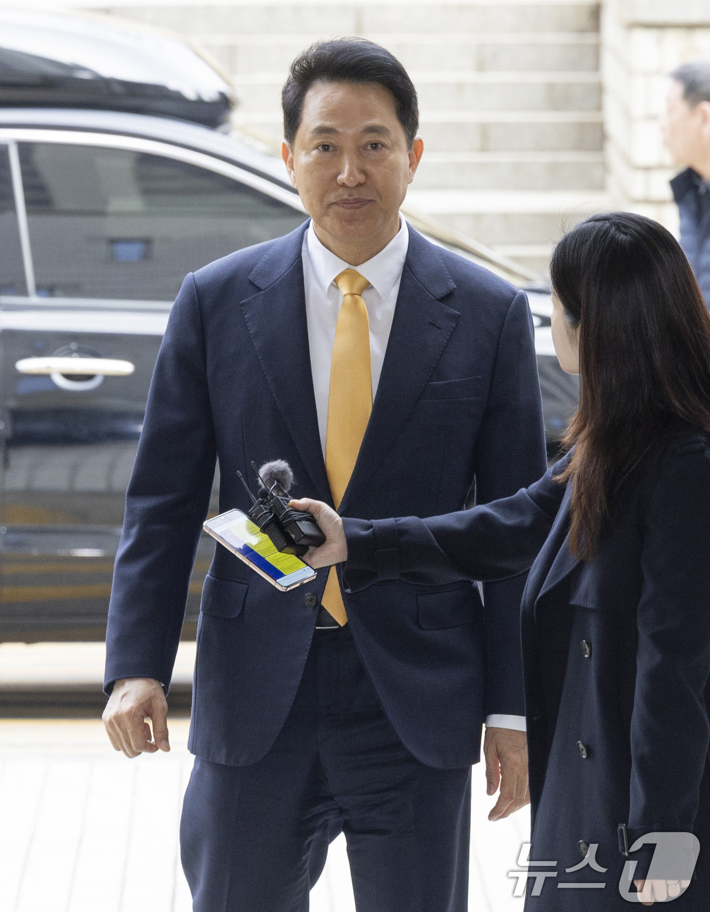 (서울=뉴스1) 최지환 기자 = 정치자금법 위반 혐의를 받는 오세훈 서울시장이 1일 서울 서초구 서울중앙지방법원에서 열린 여론조사 대납 의혹 사건 1심 속행 공판에 출석하고 있다. …