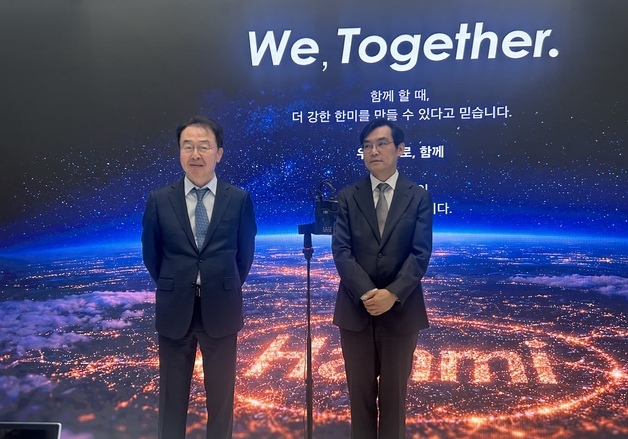 한미약품, 첫 외부 수장에 갈등 봉합 수순…소송 등 불씨는 남아