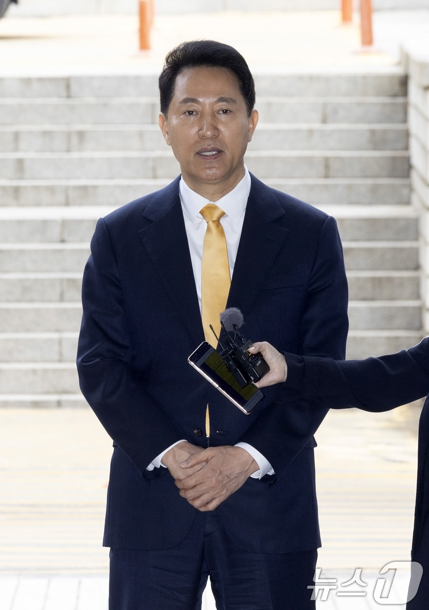 (서울=뉴스1) 최지환 기자 = 정치자금법 위반 혐의를 받는 오세훈 서울시장이 1일 서울 서초구 서울중앙지방법원에서 열린 여론조사 대납 의혹 사건 1심 속행 공판에 출석하며 취재진 …