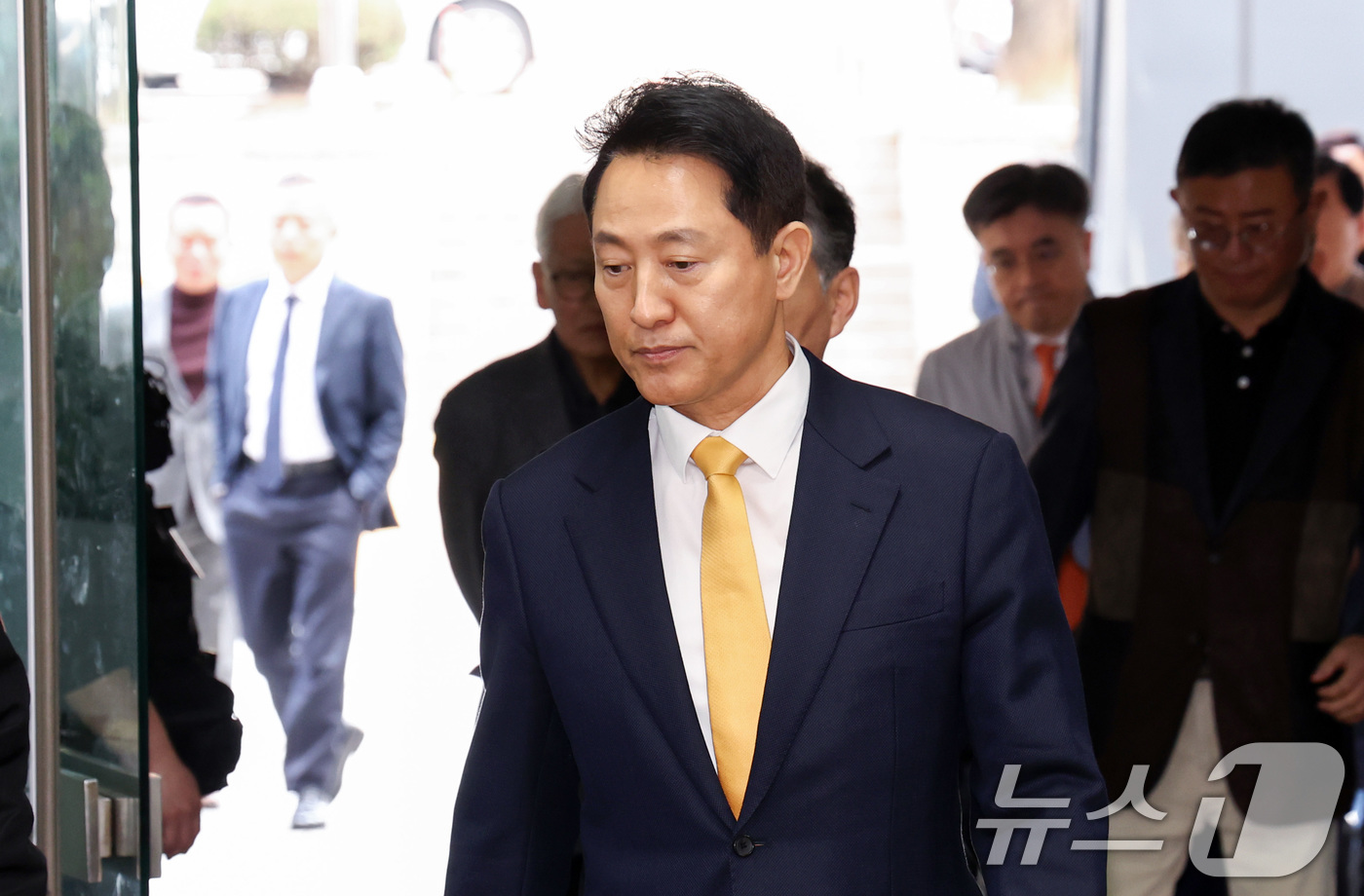 (서울=뉴스1) 최지환 기자 = 정치자금법 위반 혐의를 받는 오세훈 서울시장이 1일 서울 서초구 서울중앙지방법원에서 열린 여론조사 대납 의혹 사건 1심 속행 공판에 출석하고 있다. …
