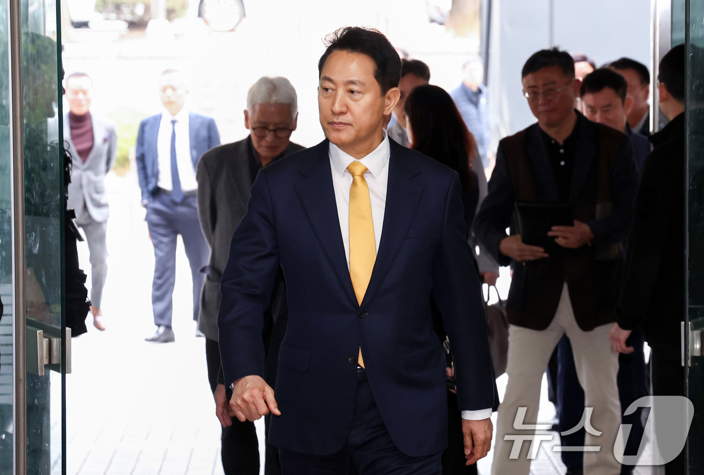(서울=뉴스1) 최지환 기자 = 정치자금법 위반 혐의를 받는 오세훈 서울시장이 1일 서울 서초구 서울중앙지방법원에서 열린 여론조사 대납 의혹 사건 1심 속행 공판에 출석하고 있다. …