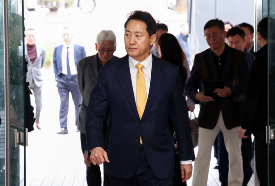 법정 들어가는 오세훈 시장