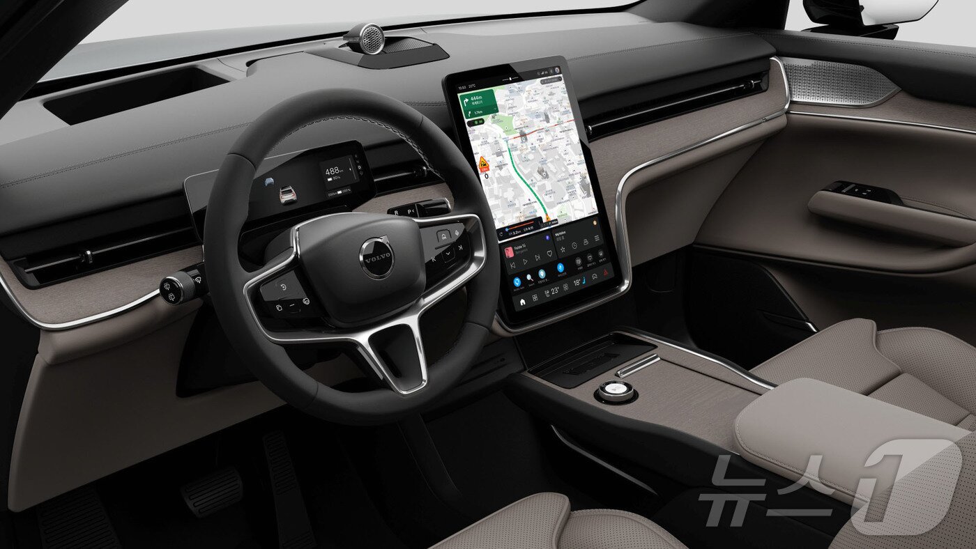 본문 이미지 - 볼보자동차코리아가 스칸디나비아 디자인과 함께 볼보자동차의 안전 헤리티지와 첨단 기술을 기반으로 설계된 순수 전기 플래그십 SUV 'EX90'을 국내 공식 출시한다고 1일 밝혔다. 사진은 볼보 'EX90' 인테리어. (볼보자동차코리아 제공. 재판매 및 DB 금지) 2026.4.1 ⓒ 뉴스1