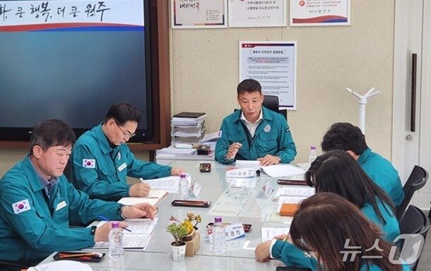 본문 이미지 - 김문기 강원 원주부시장은 지난달 31일 원주시청에서 제1차 중동상황 대응 비상경제 TF 회의를 열었다. (원주시 제공. 재판매 및 DB금지) 2026.4.1/뉴스1