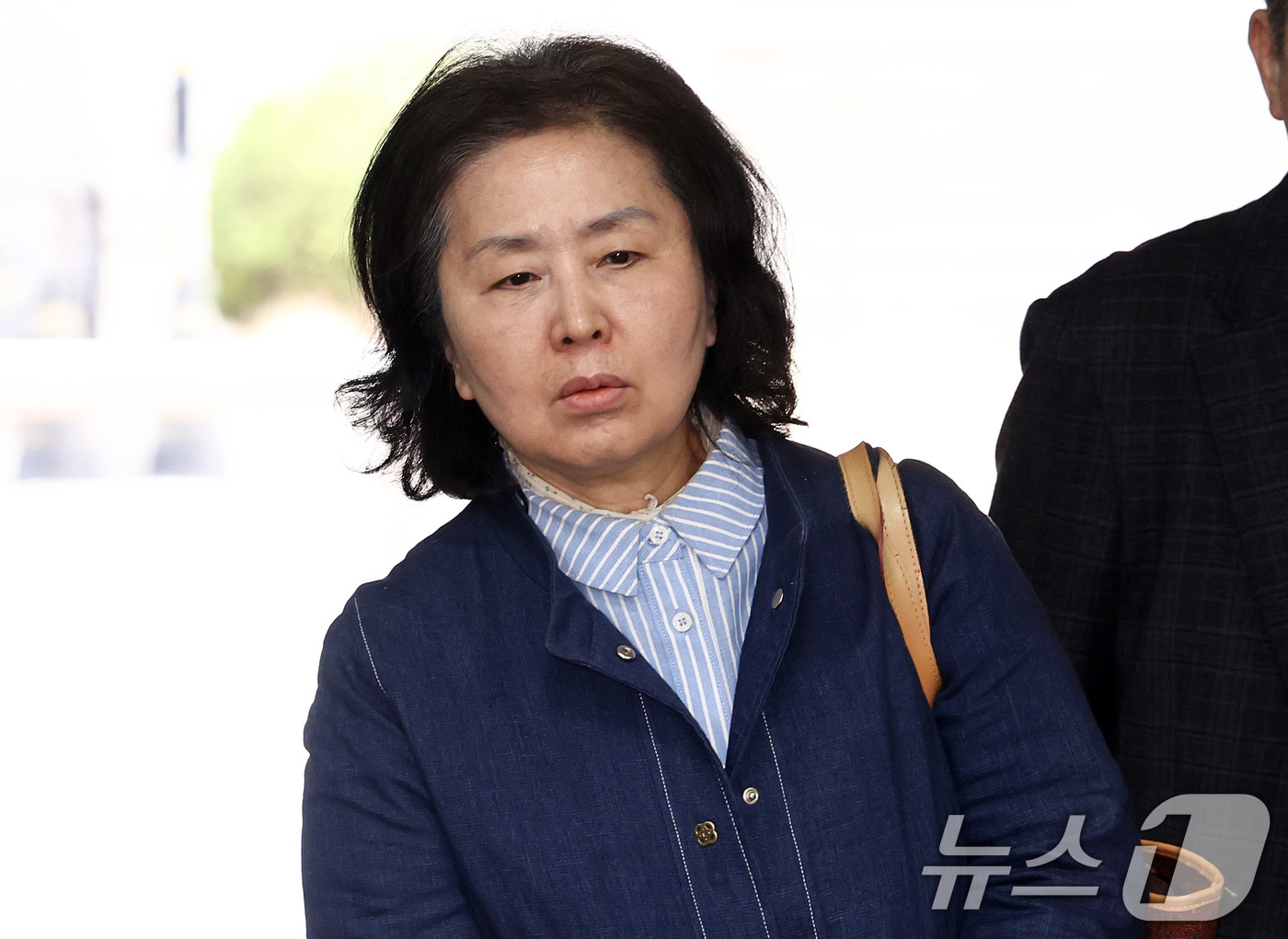 (서울=뉴스1) 최지환 기자 = 김영선 전 국민의힘 의원이 1일 서울 서초구 서울중앙지방법원에서 열린 오세훈 서울시장의 여론조사비 대납 의혹 사건 1심 속행 공판에 증인으로 출석하 …