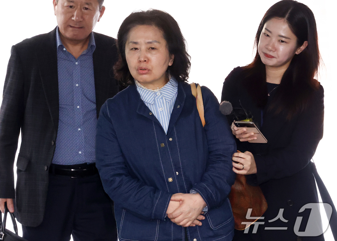 (서울=뉴스1) 최지환 기자 = 김영선 전 국민의힘 의원이 1일 서울 서초구 서울중앙지방법원에서 열린 오세훈 서울시장의 여론조사비 대납 의혹 사건 1심 속행 공판에 증인으로 출석하 …