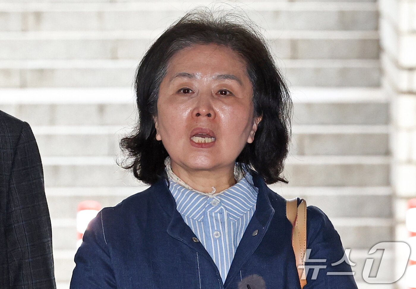 본문 이미지 - 김영선 전 국민의힘 의원이 1일 서울 서초구 서울중앙지방법원에서 열린 오세훈 서울시장의 여론조사비 대납 의혹 사건 1심 속행 공판에 증인으로 출석하며 취재진 질문에 답변하고 있다. 2026.4.1 ⓒ 뉴스1 최지환 기자