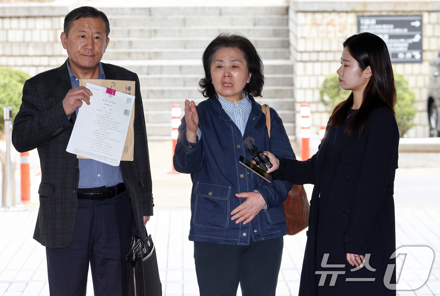 (서울=뉴스1) 최지환 기자 = 김영선 전 국민의힘 의원이 1일 서울 서초구 서울중앙지방법원에서 열린 오세훈 서울시장의 여론조사비 대납 의혹 사건 1심 속행 공판에 증인으로 출석하 …