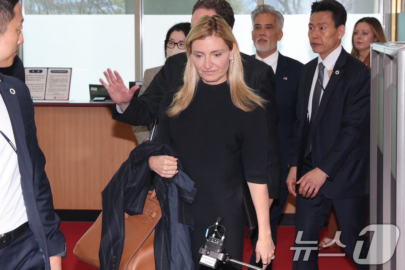 (서울=뉴스1) 임세영 기자 = 세라 로저스 미국 국무부 공공외교 담당 차관이 1일 서울 종로구 외교부 청사로 들어가고 있다.로저스 차관은 지난 31일 소셜미디어 'X'(구 트위터 …