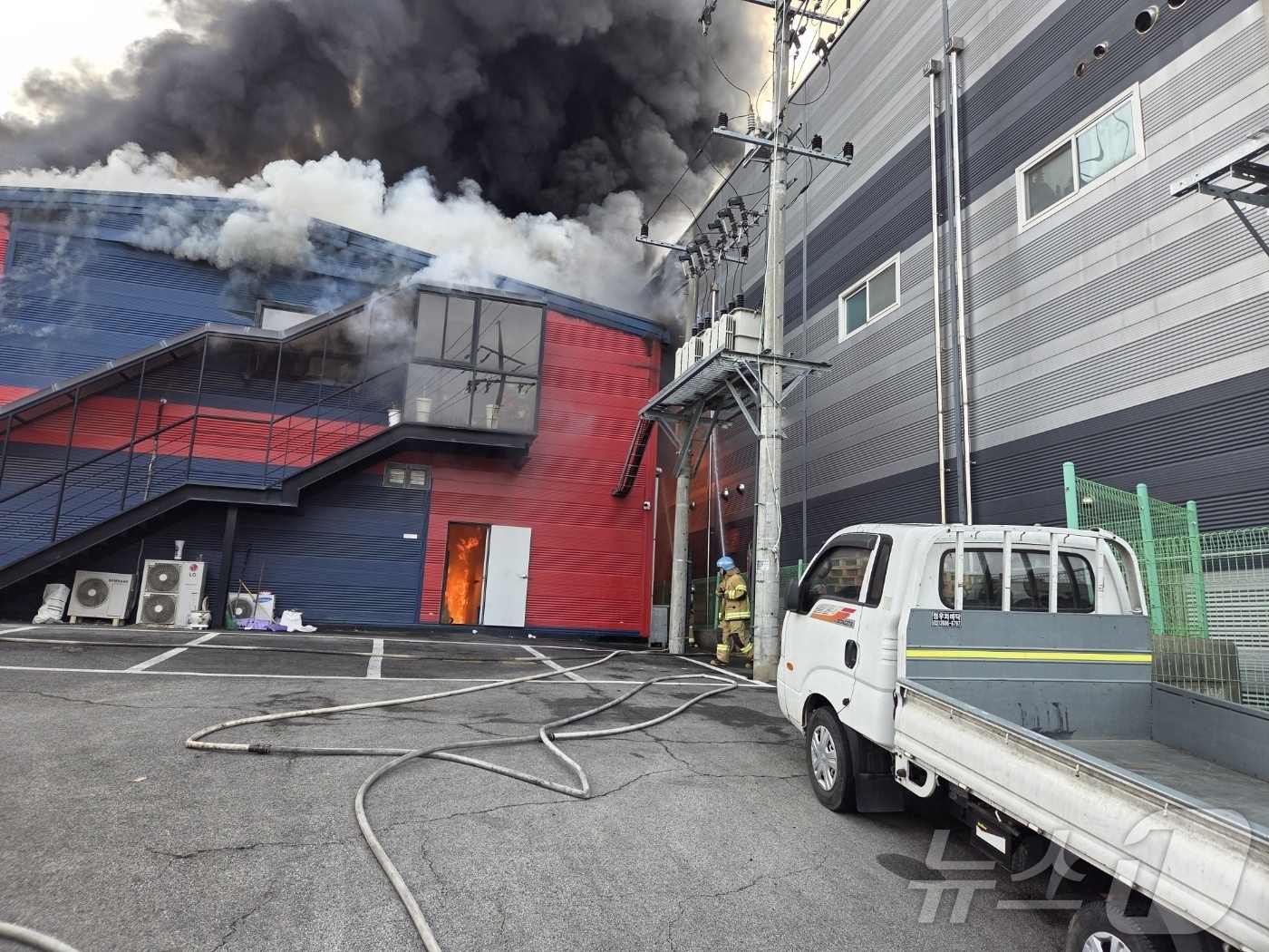 (파주=뉴스1) 양희문 기자 = 1일 오전 8시 15분께 경기 파주시 파주읍 한 공장에서 불이 나 소방 당국이 대응 1단계를 발령하고 진화 작업을 하고 있다. 이 화재로 현재까지 …