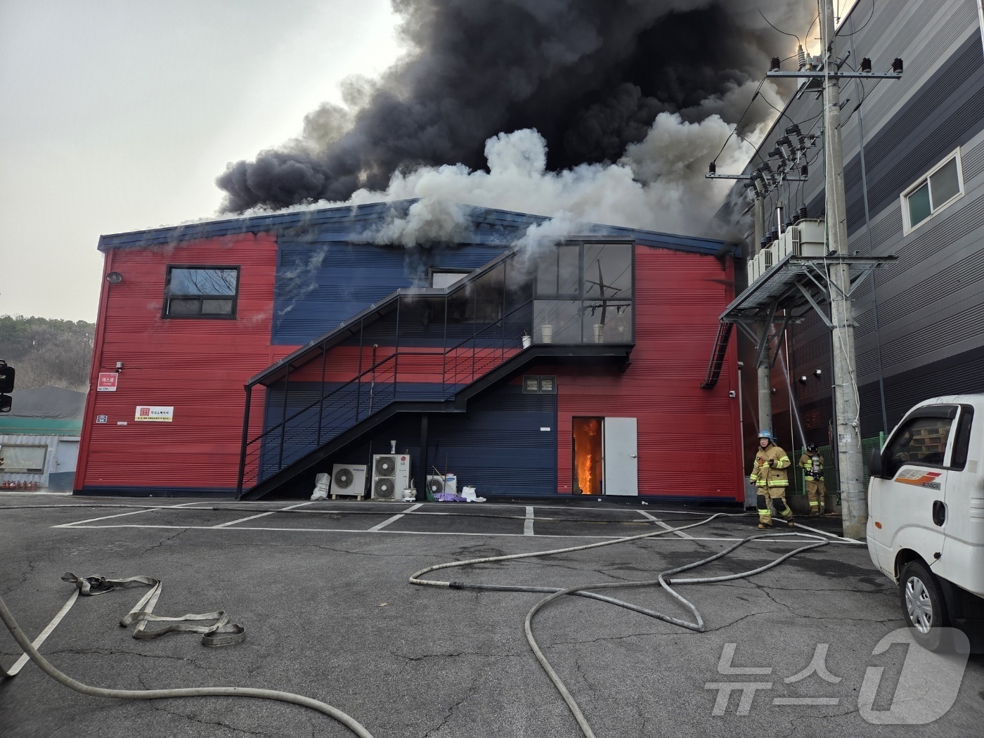 (파주=뉴스1) 양희문 기자 = 1일 오전 8시 15분께 경기 파주시 파주읍 한 공장에서 불이 나 소방 당국이 대응 1단계를 발령하고 진화 작업을 하고 있다. 이 화재로 현재까지 …