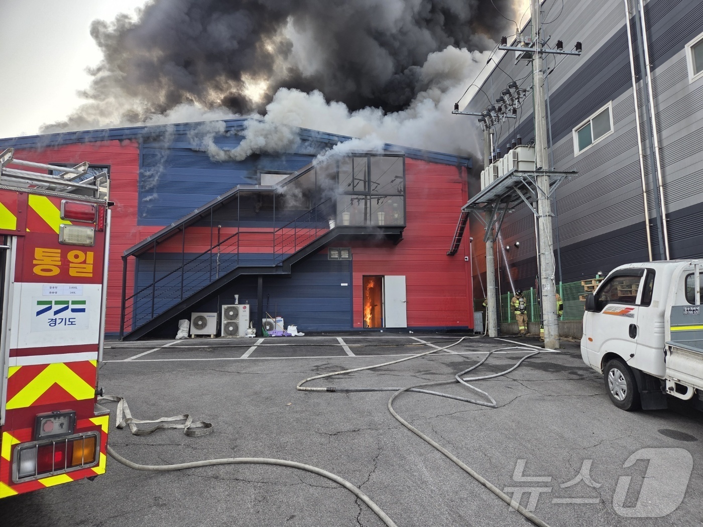 (파주=뉴스1) 양희문 기자 = 1일 오전 8시 15분께 경기 파주시 파주읍 한 공장에서 불이 나 소방 당국이 대응 1단계를 발령하고 진화 작업을 하고 있다. 이 화재로 현재까지 …