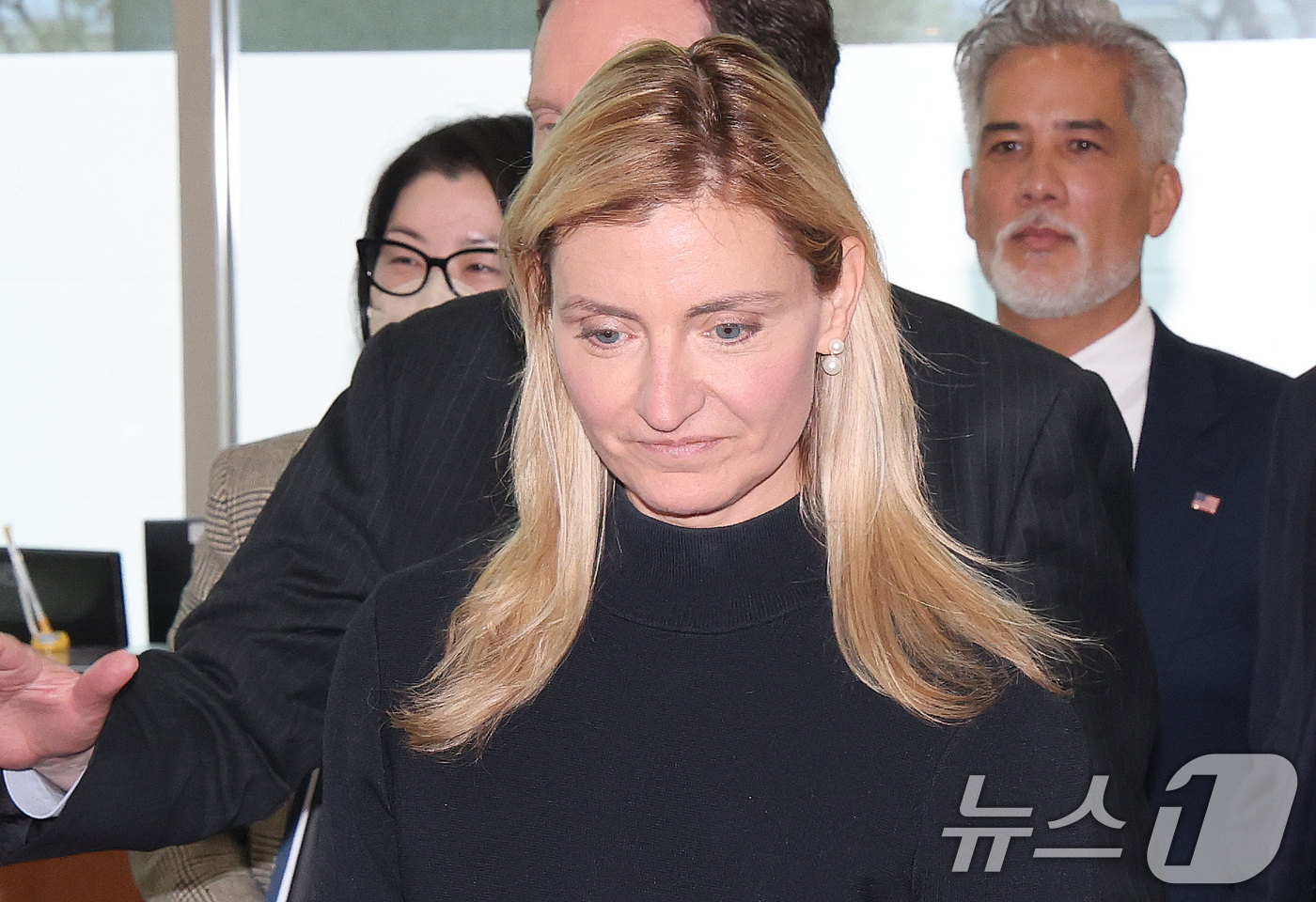 (서울=뉴스1) 임세영 기자 = 세라 로저스 미국 국무부 공공외교 담당 차관이 1일 서울 종로구 외교부 청사로 들어가고 있다.로저스 차관은 지난 31일 소셜미디어 'X'(구 트위터 …