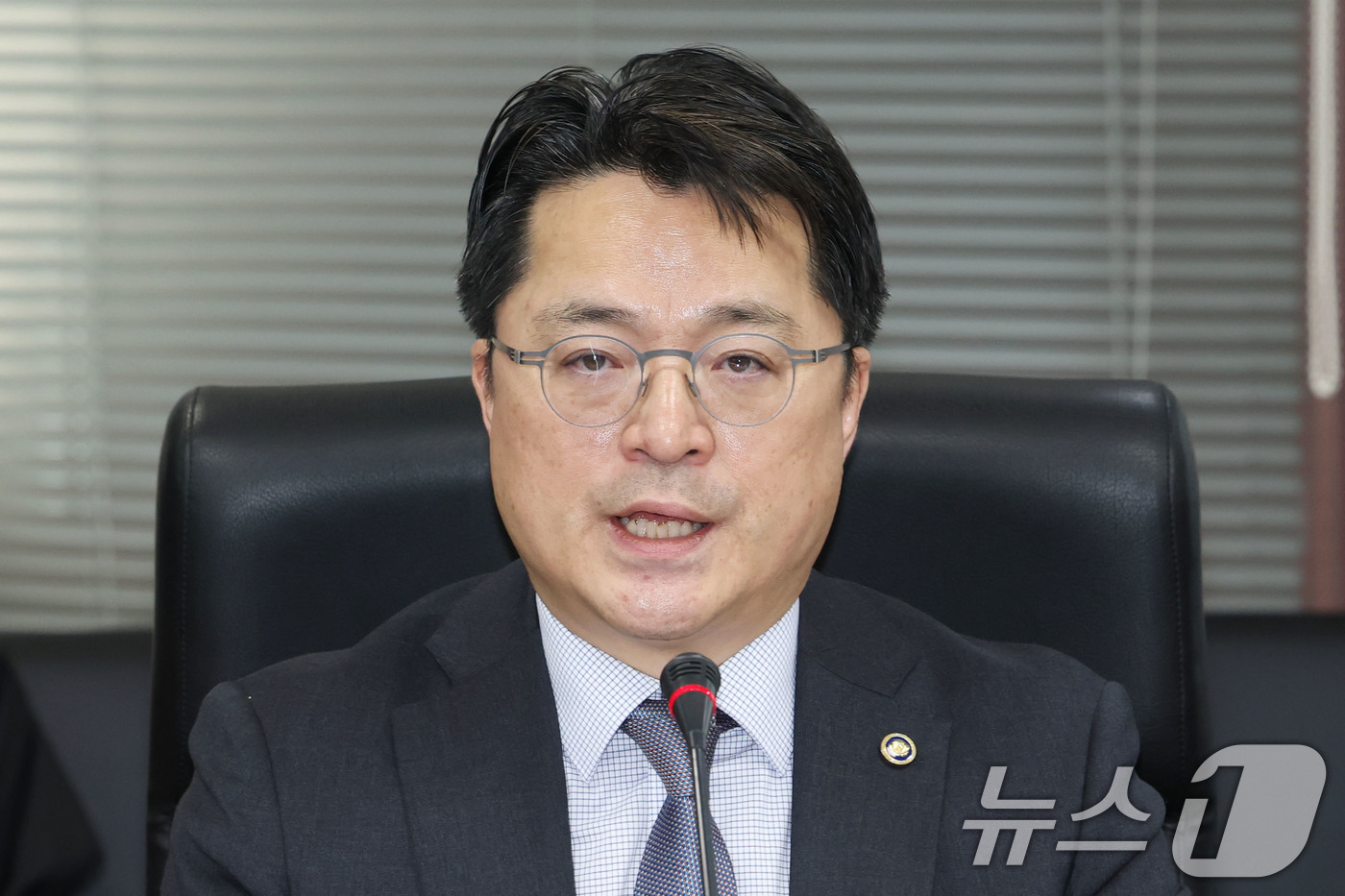 (서울=뉴스1) 이광호 기자 = 문신학 산업통상부 차관이 1일 오전 서울 종로구 한국무역보험공사에서 열린 석유화학 업계 수급 안정 및 공급망 점검회의에서 발언하고 있다.  2026 …