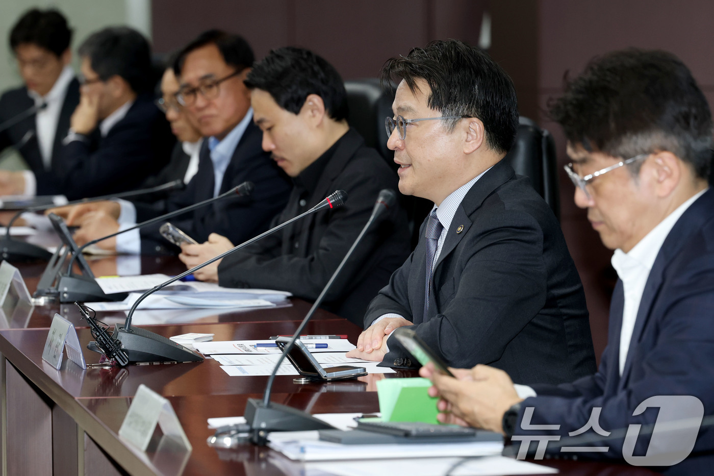 (서울=뉴스1) 이광호 기자 = 문신학 산업통상부 차관이 1일 오전 서울 종로구 한국무역보험공사에서 열린 석유화학 업계 수급 안정 및 공급망 점검회의에서 발언하고 있다.  2026 …