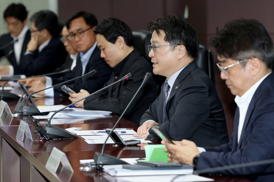 석유화학 업계 수급 안정 및 공급망 점검회의 발언하는 문신학 차관