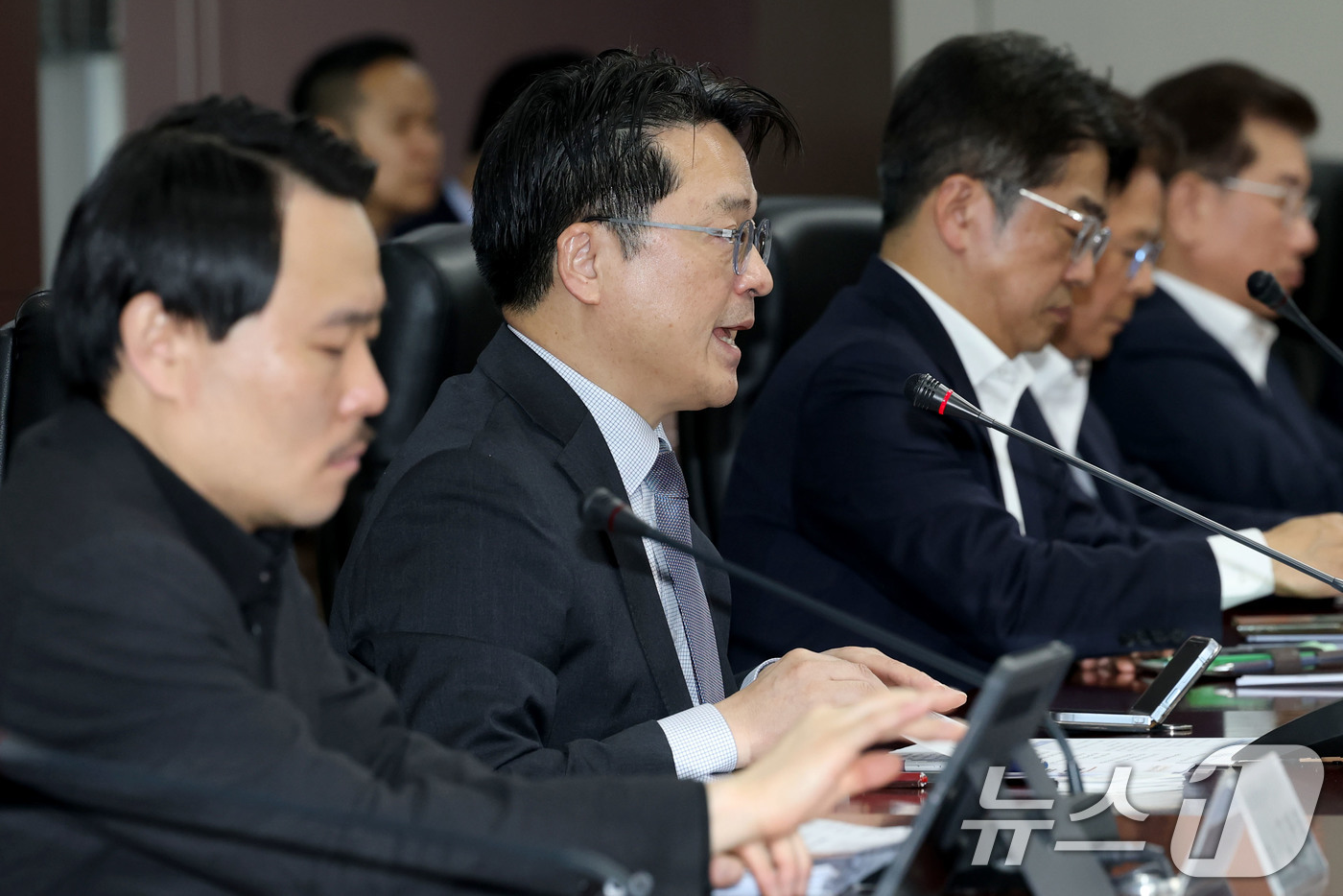 (서울=뉴스1) 이광호 기자 = 문신학 산업통상부 차관이 1일 오전 서울 종로구 한국무역보험공사에서 열린 석유화학 업계 수급 안정 및 공급망 점검회의에서 발언하고 있다.  2026 …