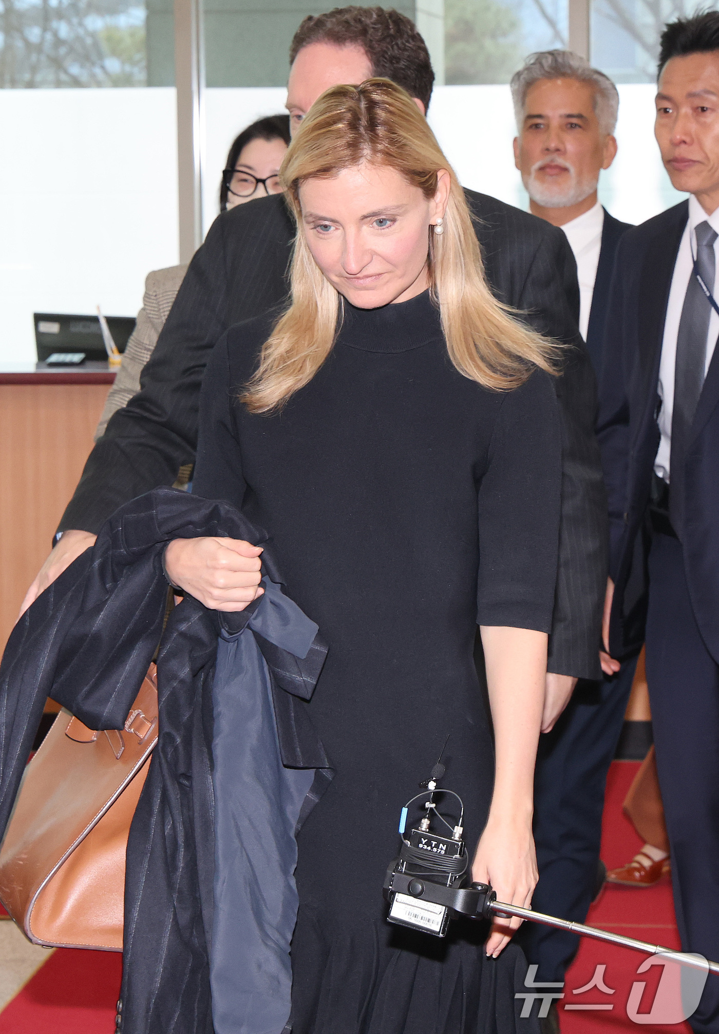 (서울=뉴스1) 임세영 기자 = 세라 로저스 미국 국무부 공공외교 담당 차관이 1일 서울 종로구 외교부 청사로 들어가고 있다.로저스 차관은 지난 31일 소셜미디어 'X'(구 트위터 …