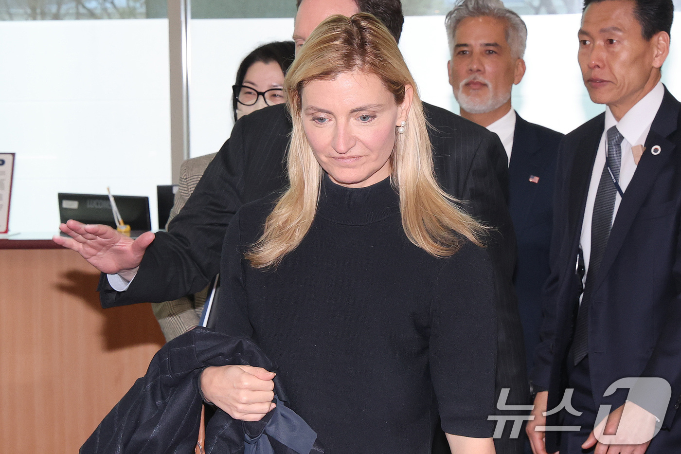 (서울=뉴스1) 임세영 기자 = 세라 로저스 미국 국무부 공공외교 담당 차관이 1일 서울 종로구 외교부 청사로 들어가고 있다.로저스 차관은 지난 31일 소셜미디어 'X'(구 트위터 …