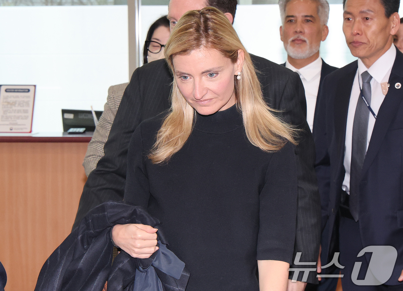 (서울=뉴스1) 임세영 기자 = 세라 로저스 미국 국무부 공공외교 담당 차관이 1일 서울 종로구 외교부 청사로 들어가고 있다.로저스 차관은 지난 31일 소셜미디어 'X'(구 트위터 …