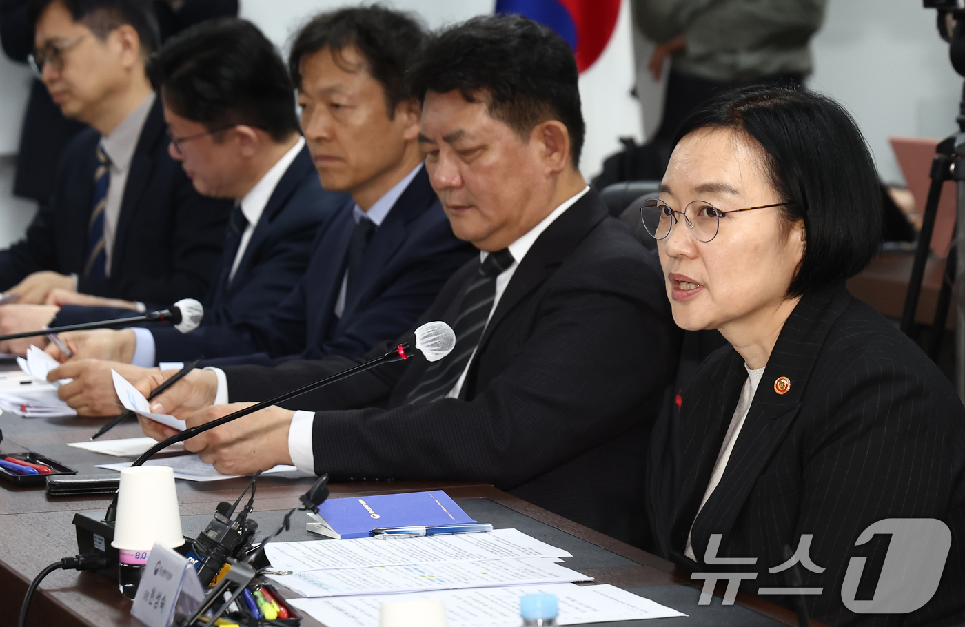 (서울=뉴스1) 김민지 기자 = 한성숙 중소벤처기업부 장관이 1일 오전 서울 영등포구 소상공인연합회에서 중동전쟁 관련 소상공인 분야 영향점검회의에서 모두 발언을 하고 있다. 202 …