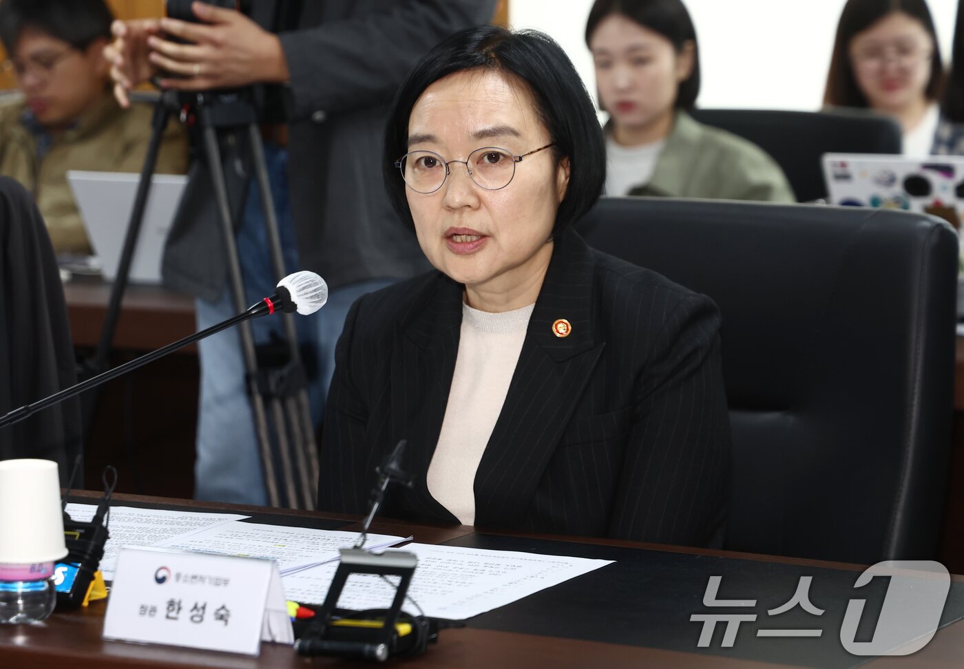 본문 이미지 - 한성숙 중소벤처기업부 장관이 1일 오전 서울 영등포구 소상공인연합회에서 중동전쟁 관련 소상공인 분야 영향점검회의에서 모두 발언을 하고 있다. 2026.4.1 ⓒ 뉴스1 김민지 기자