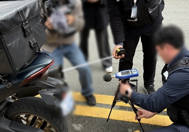 경찰, 부산 서면교차로 인근 이륜차 단속…2시간 만 70건 적발