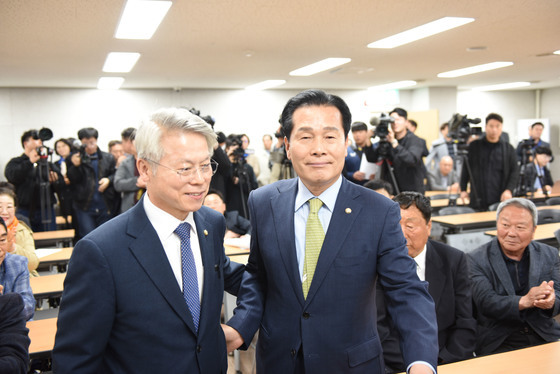 민형배·주철현, 민형배로 단일화 "특정 지역 소외 막겠다"(상보)