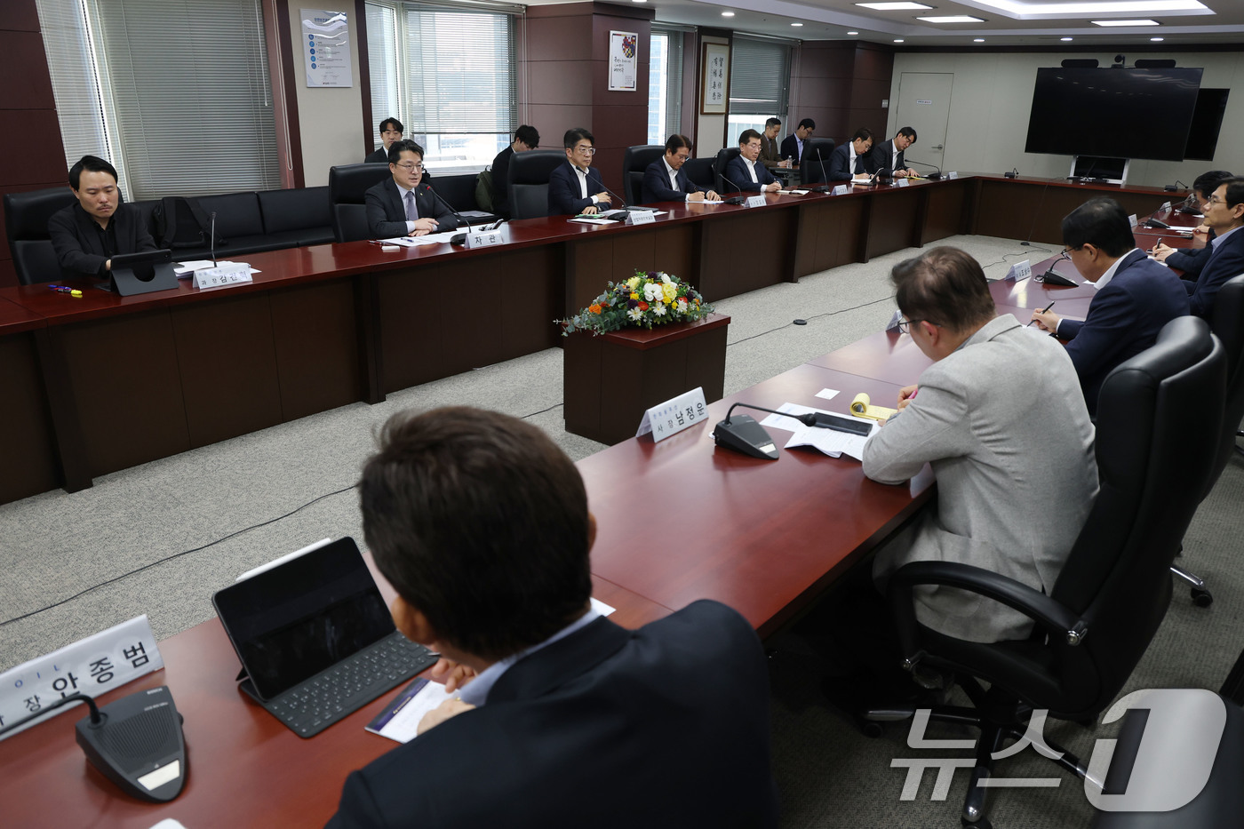 (서울=뉴스1) 이광호 기자 = 문신학 산업통상부 차관이 1일 오전 서울 종로구 한국무역보험공사에서 열린 석유화학 업계 수급 안정 및 공급망 점검회의에서 발언하고 있다.  2026 …