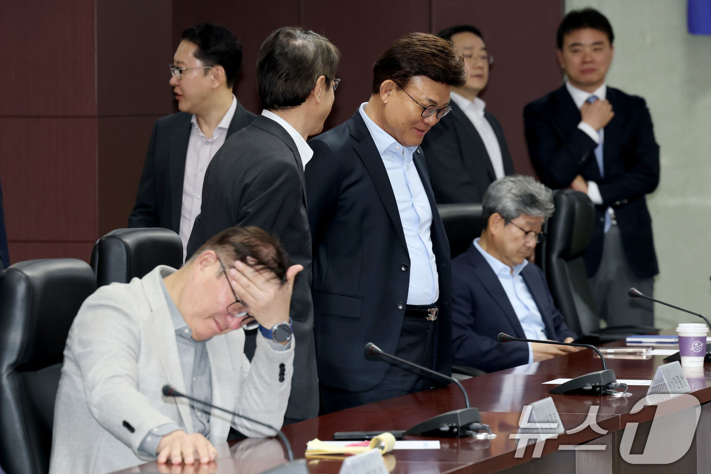 (서울=뉴스1) 이광호 기자 = 1일 오전 서울 종로구 한국무역보험공사에서 열린 석유화학 업계 수급 안정 및 공급망 점검회의에 참석한 안종범 에쓰오일 사장 등 석유화학사 및 화학기 …