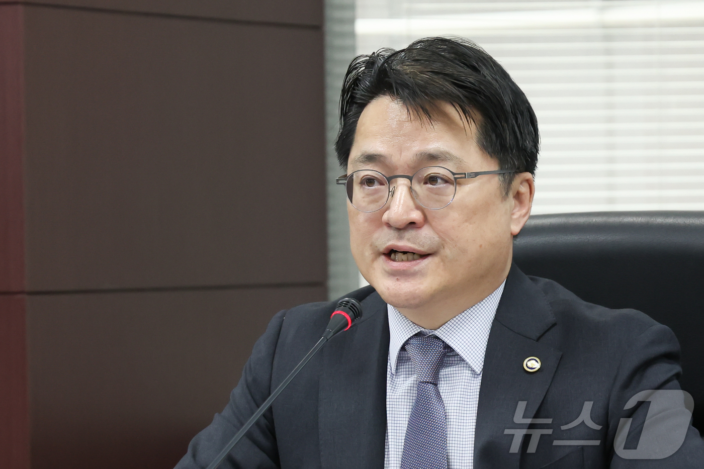 (서울=뉴스1) 이종수 인턴기자 = 문신학 산업통상자원부 차관이 1일 오전 서울 종로구 한국무역보험공사에서 열린 석유화학 업계 수급 안정 및 공급망 점검회의에서 발언하고 있다. 2 …