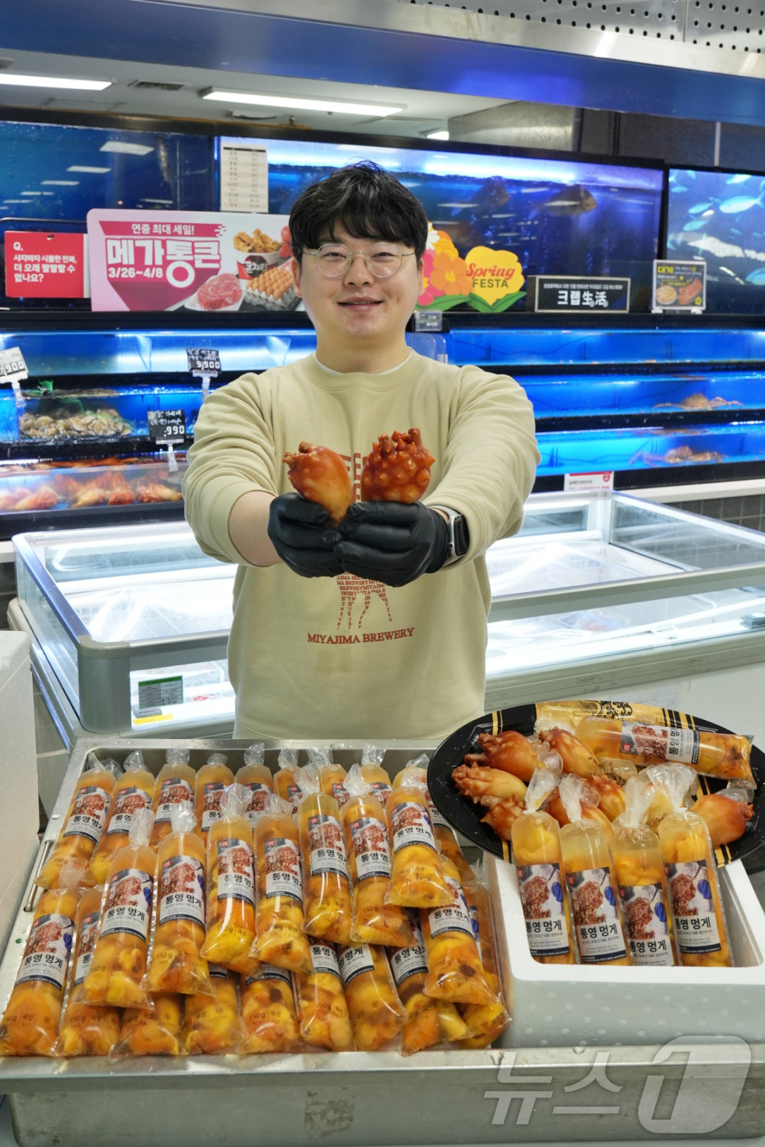 (서울=뉴스1) = 롯데마트가 오는 2일부터 시작되는 메가통큰 행사 2주차를 맞아 남해안 햇멍게를 4990원에 판매한다고 1일 밝혔다. 사진은 서울 송파구 롯데마트 제타플렉스 잠실 …