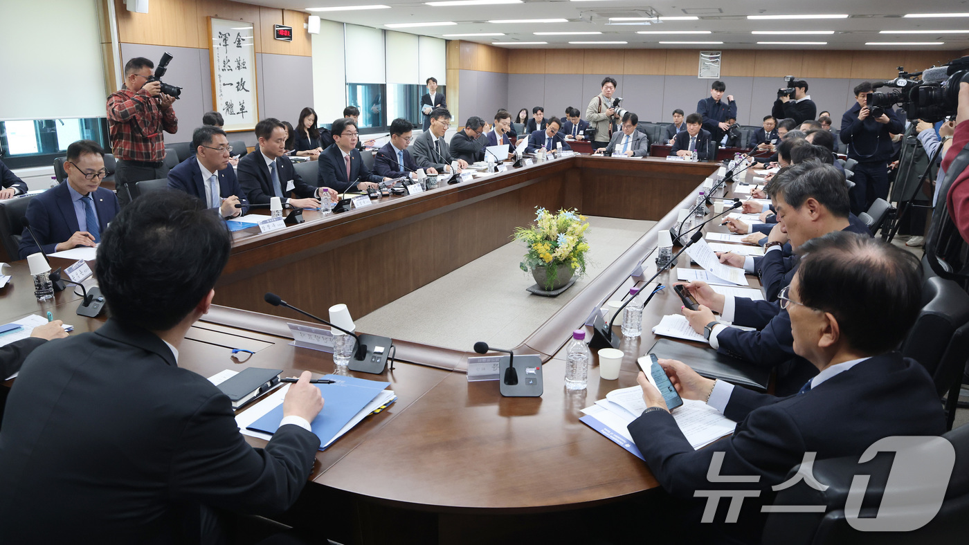 (서울=뉴스1) 임세영 기자 = 이억원 금융위원회 위원장이 1일 서울 종로구 정부서울청사에서 열린 가계부채 점검회의에서 모두발언을 하고 있다. 2026.4.1/뉴스1